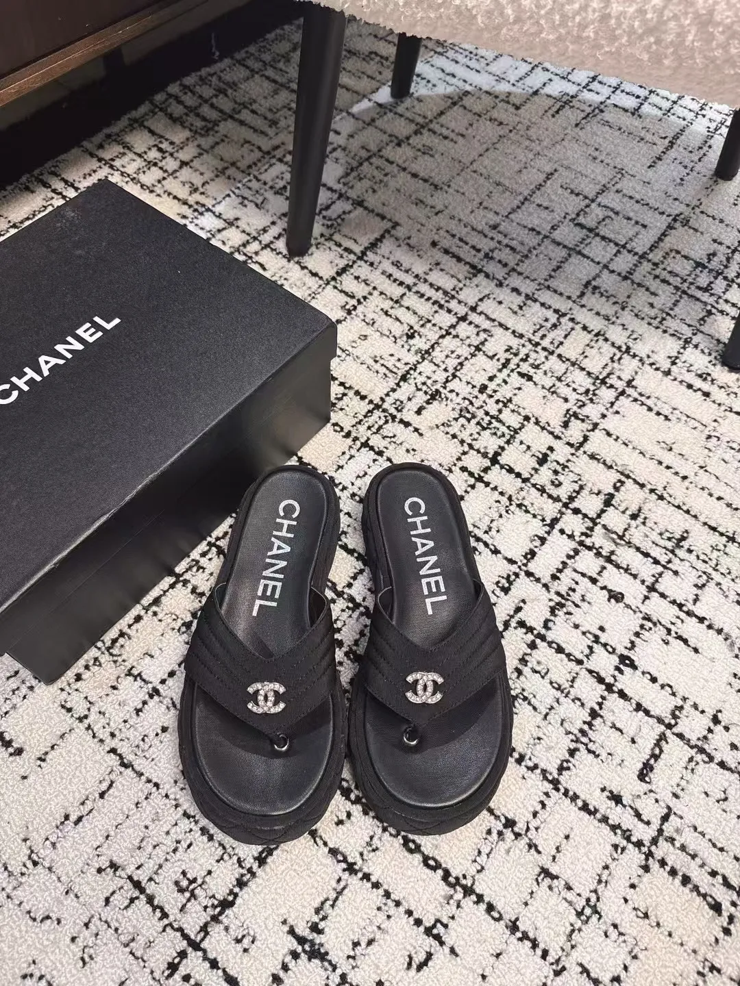 👟👟Ex-factory price 502👟👟 High version Chanel new color thick-soled slippers, easy to wear and versatile, must-have high-end tool shoes in summer, upper lambskin & customized denim, lining calfskin, original outsole Size: 35-39 (customized for 40, non-refundable)